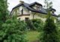 Dom skąpany w zieleni