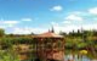 Pływająca altana, letnia kuchnia i ziemna piwniczka