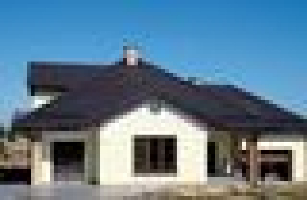 Dom nad brzegiem stawu