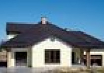 Dom nad brzegiem stawu