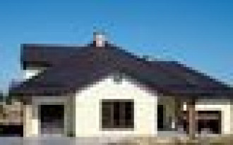 Dom nad brzegiem stawu