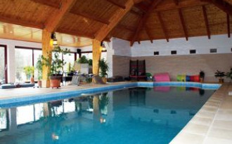 Dom z dwoma basenami i dwiema pompami ciepła