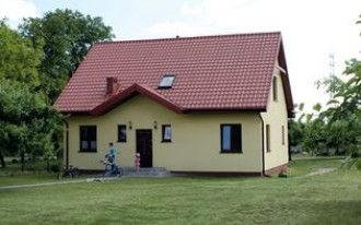 Iskierka otoczona sadem