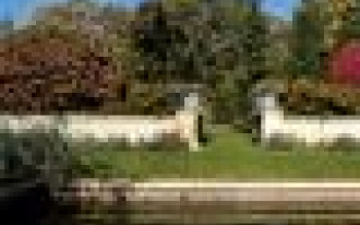 Z gabinetami i wiszącym mostem