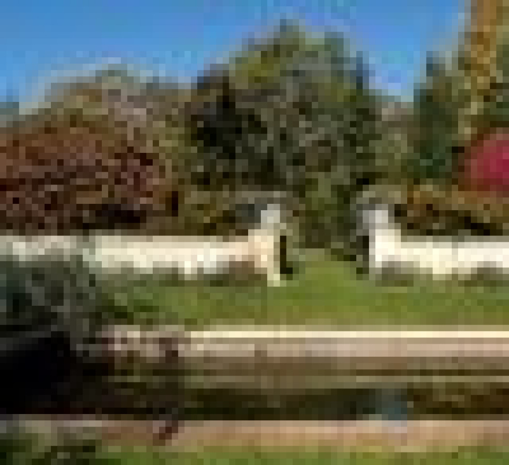 Z gabinetami i wiszącym mostem