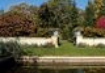 Z gabinetami i wiszącym mostem