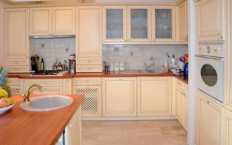 Kuchnia z wyspą i dwoma zlewozmywakami