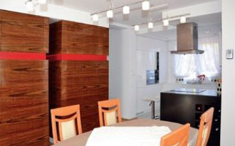 Kuchnia i jadalnia oddzielone półwyspą