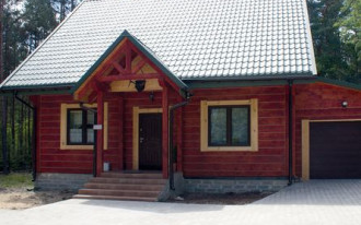 Drewniany dom w lesie