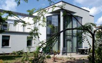 Dom przy salonie samochodowym