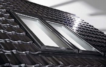 Zewnętrzna szyba Roto Designo R8 NE pokryta została samoczyszczącą powłoką &quot;Aquaclear&quot;