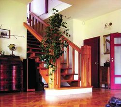 Na poddasze wiodą dębowe schody.