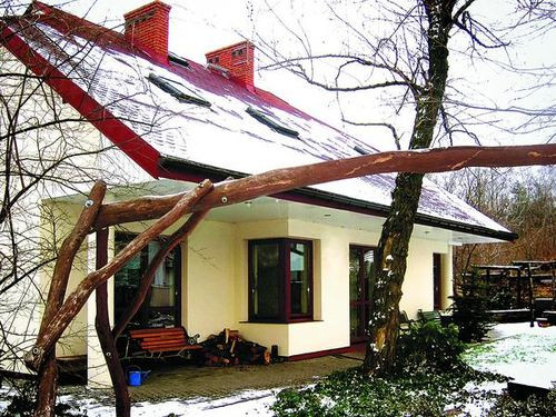 Niemal wszystkie pomieszczenia parteru mają bezpośrednie połączenie z ogrodem.