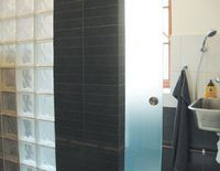 Łazienka ze ścianą z luksferów