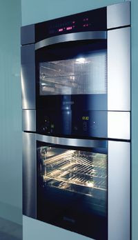 Kompaktowy piekarnik   do zabudowy CBM 9000E (na górze) piecze przy pomocy 1500-watowej grzałki grilla lub   mikrofal o mocy 1000 W