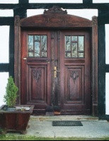 Odremontowane i zakonserwowane stare drzwi