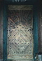 Drzwi prowadzące przez tylny ganek starej gajówki