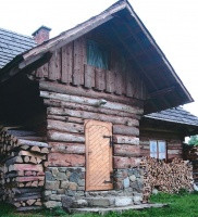 Boczne wejście do drewutni i stajni