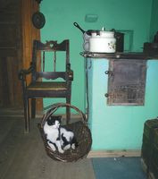 Wnętrze starej, zrekonstruowanej mazurskiej gajówki