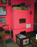 Wnętrze starej, zrekonstruowanej mazurskiej gajówki