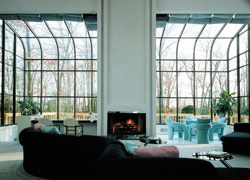 Salon, który płynnie łączy się z ogrodem zimowym