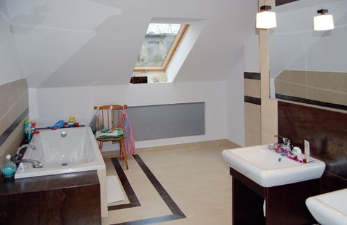 Na razie łazienka na górze jest ulubionym miejscem dziecięcych zabaw