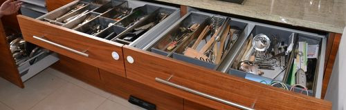 Rewelacyjnie sprawdzają się separatory na sztućce i drobiazgi oraz markowe systemy prowadnic