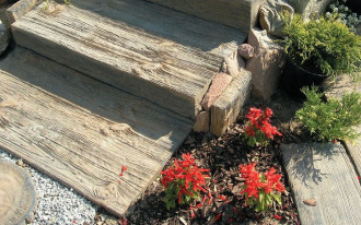 Jak wykończyć schody i ścieżki ogrodowe płytami imitującymi drewno?