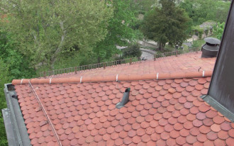 Czy metalowe "płotki" na dachu powinny być połączone z instalacją odgromową?