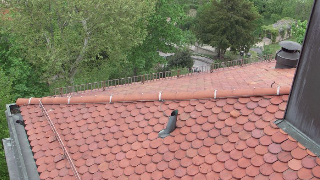 Czy metalowe "płotki" na dachu powinny być połączone z instalacją odgromową?