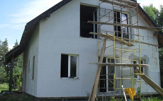 Jak usunąć ubytki farby emulsyjnej na elewacji?