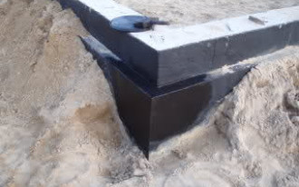 Jak zabezpieczyć przed wilgocią izolację cieplną fundamentu i podłogi na gruncie? 