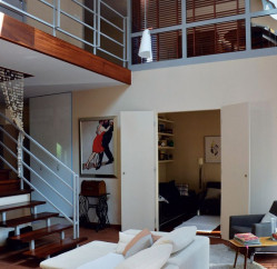 Przeszklenia umieszczono z dwóch stron salonu. Wykonano je z aluminium i szkła odpornego na uderzenia. Barierkę na antresoli i przy schodach – ze stali. Z antresoli wchodzi się do pokojów na poddaszu. Pod pokojem córki, przy salonie, umieszczono bibliotekę z miejscem do oglądania telewizji