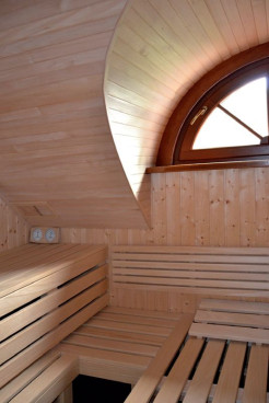 Fragment bawolego oczka w dachu doświetla saunę, dodając jej uroku. Druga połowa znajduje w się w łazience