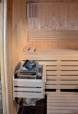 Piec z generatorem pary i zbiornikiem na zioła obudowano drewnem abachi