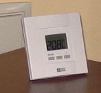 Termostat elektroniczny do sterowania urządzeniami grzewczymi. Umożliwia wybór między czterema trybami pracy danego urządzenia