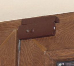 Czujka magnetyczna, przeznaczona do drzwi i okien. Możliwe jest równoczesne jej wykorzystanie do detekcji włamania, zapalania światła oraz przełączania ogrzewania w tzw. tryb przeciw zamarzaniu, po otwarciu drzwi lub okna