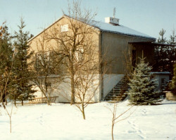 Główne wejście znajdowało się z tyłu budynku. W suterenie zorganizowany był garaż na jeden samochód, kotłownia i pomieszczenia gospodarcze