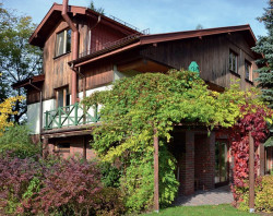 Przed rozbudową dom był całkowicie murowany. Podczas remontu i rozbudowy powstało poddasze użytkowe w technologii szkieletu drewnianego.