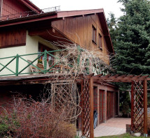 Po zdjęciu płyt eternitu nowy dach pokryto blachodachówką. Oszalowanie najwyższej kondygnacji wykonano z drewna sosnowego.