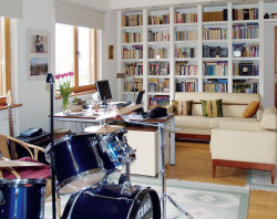 Przy sypialniach na poddaszu mieści się studio do pracy, czytania i muzykowania. Jego atutem jest roztaczający się stąd widok na ogród.