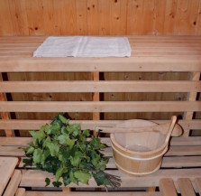 Wyposażenie jak w Finlandii: kabina z drewna świerkowego, ławy i oparcia z drewna brzozowego, świeża rózga brzozowa, cebrzyk z wodą i łychą, oryginalna lniana podkładka