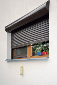 Pasywne czujniki ruchu na elewacji oraz zwykłe rolety chronione kontaktronami przed uniesieniem