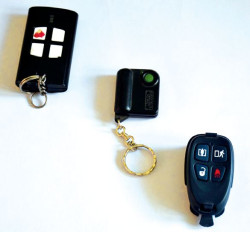 Piloty obsługujące instalację alarmową – na dole sterujące ochroną obwodową, na górze, w środku pilot antynapadowy