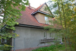 Dwuspadowy dach pokryto dachówką ceramiczną.