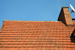 Dwuspadowy dach pokryto dachówką ceramiczną.