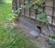 Powietrze do pomieszczeń w piwnicy napływa przez otwory w ścianach zewnętrznych.