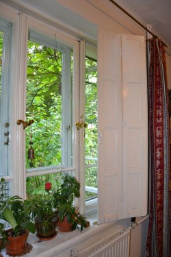 Okna wyposażono w składane drewniane żaluzje od strony wnętrz.