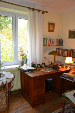 Dotąd wymieniono tylko okna w dwóch pokojach na poddaszu.