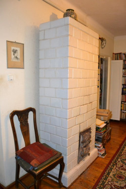 Parter budynku ogrzewano dwoma piecami kaflowymi 